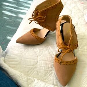 FRANCO SARTO. Tan leather heels sz 4